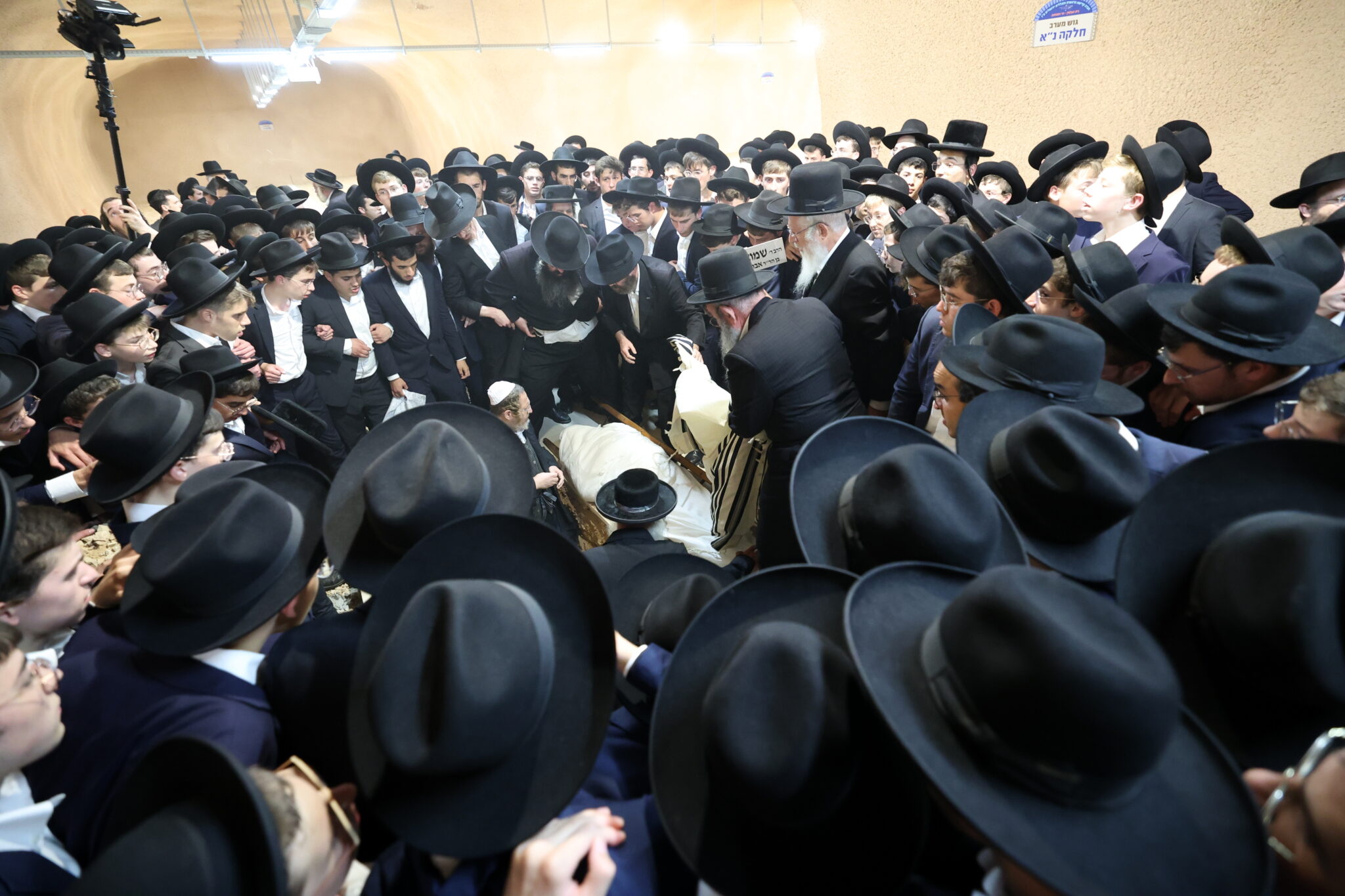 גלריה: אלפים ליוו את מיטת ראש הישיבה הנערץ שהלך לעולמו