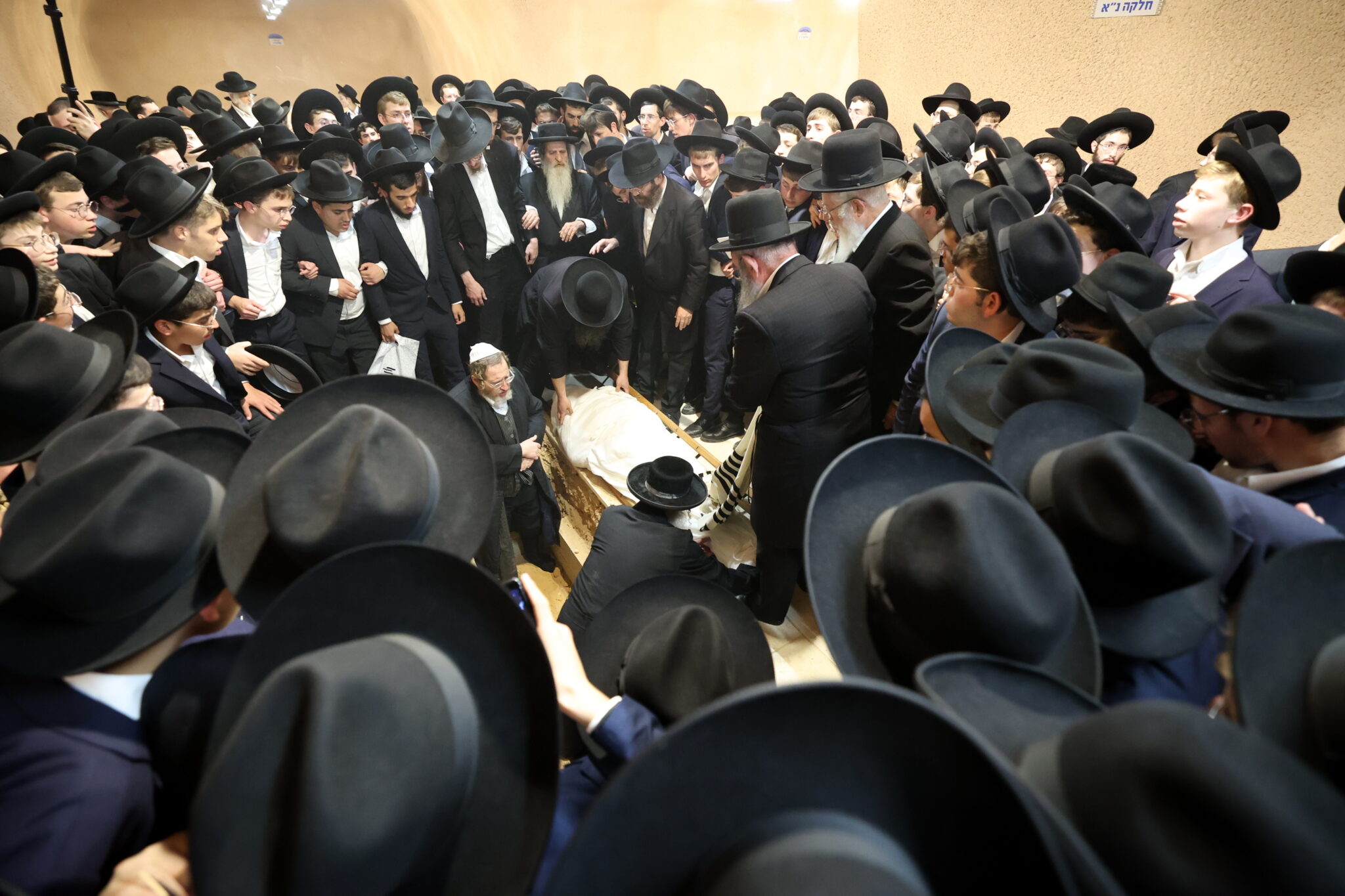 גלריה: אלפים ליוו את מיטת ראש הישיבה הנערץ שהלך לעולמו