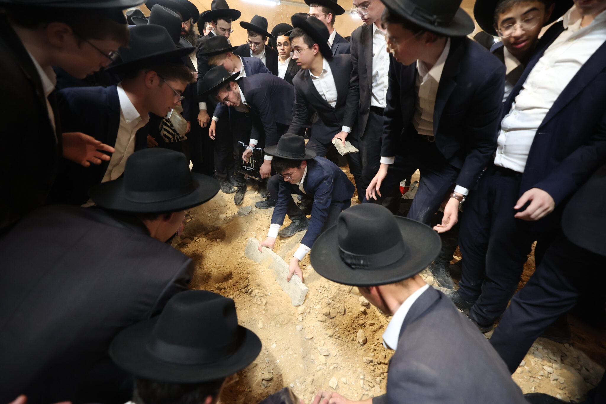 גלריה: אלפים ליוו את מיטת ראש הישיבה הנערץ שהלך לעולמו