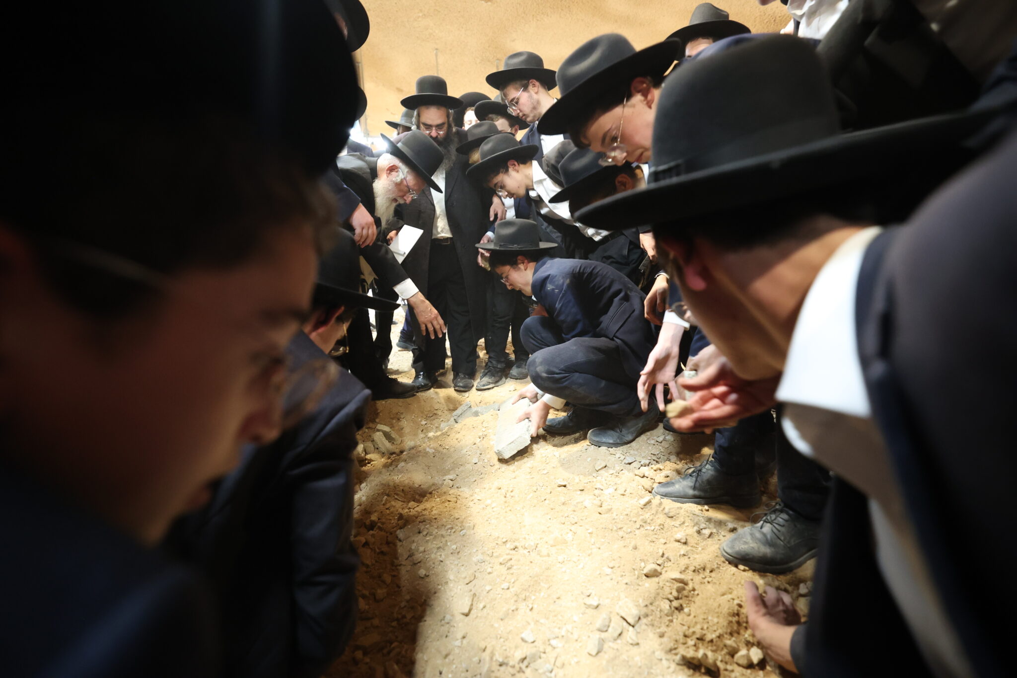 גלריה: אלפים ליוו את מיטת ראש הישיבה הנערץ שהלך לעולמו