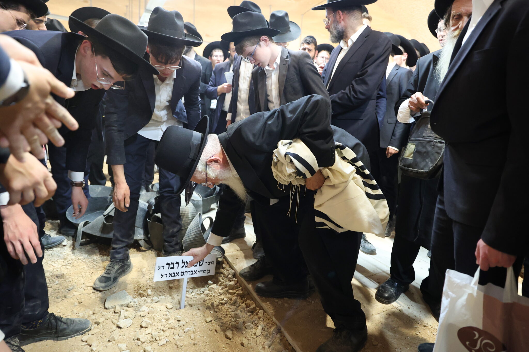 גלריה: אלפים ליוו את מיטת ראש הישיבה הנערץ שהלך לעולמו