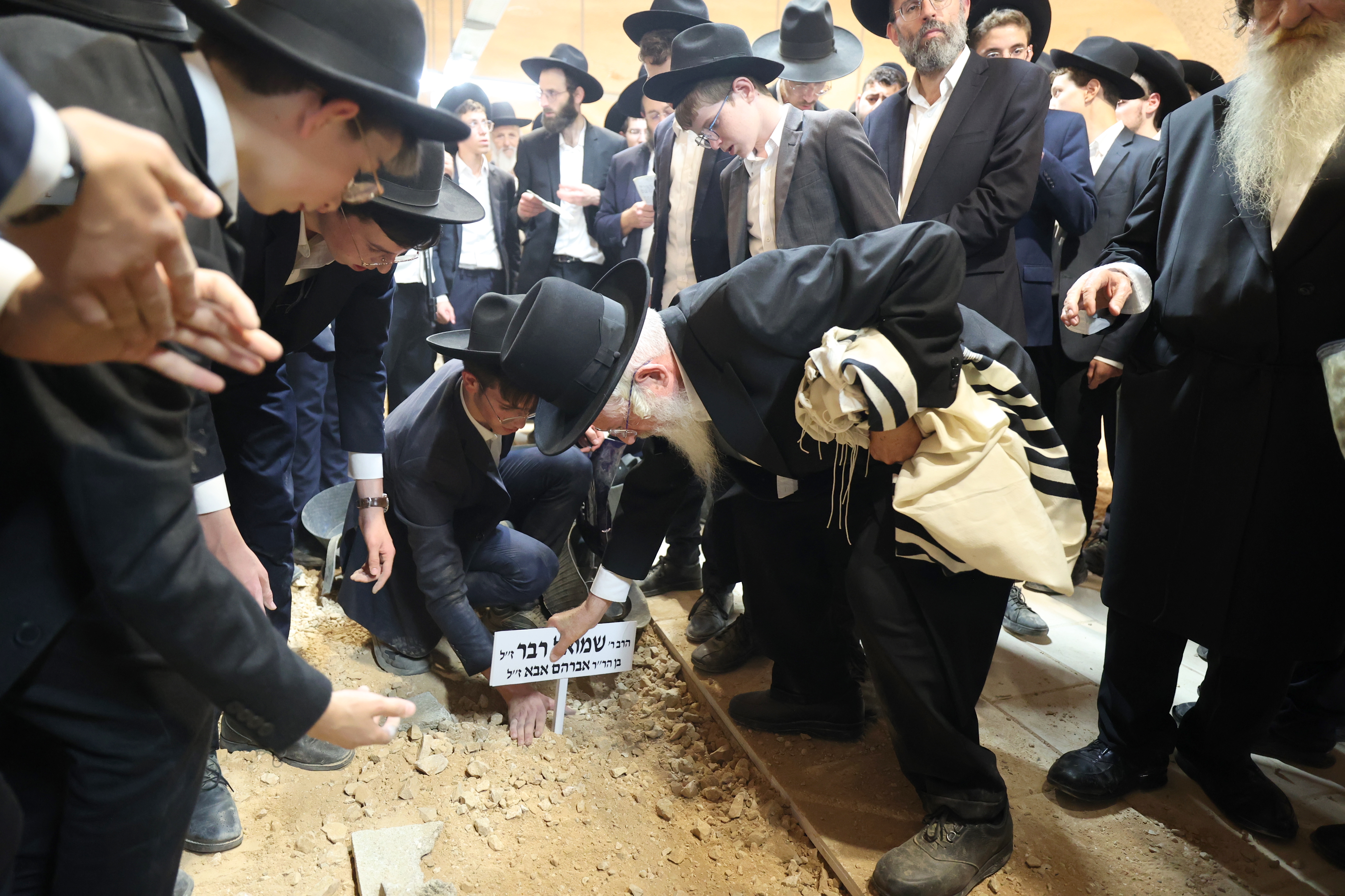 גלריה: אלפים ליוו את מיטת ראש הישיבה הנערץ שהלך לעולמו