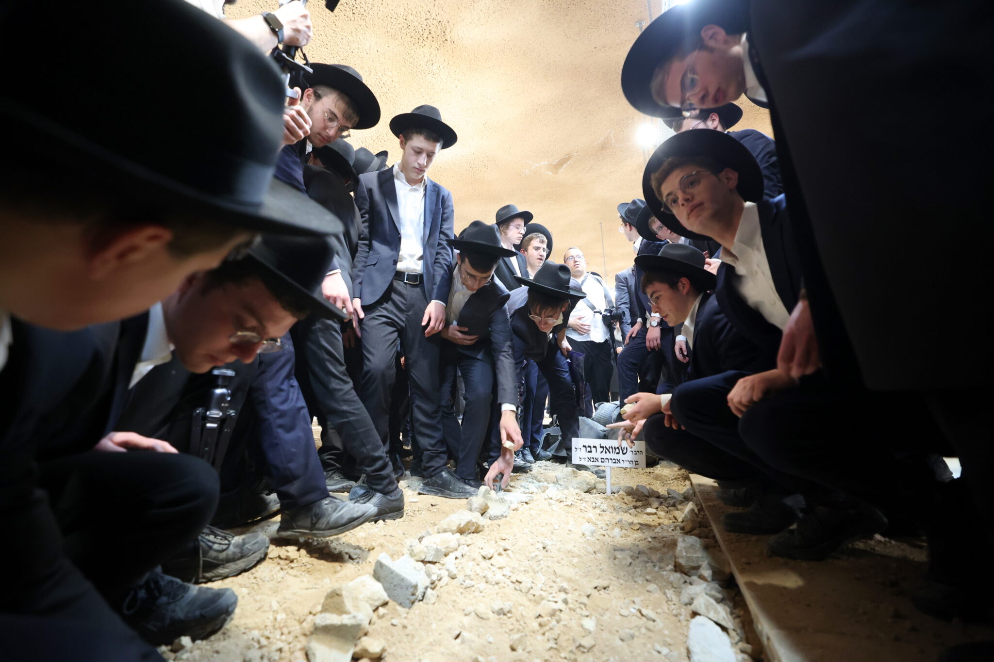 גלריה: אלפים ליוו את מיטת ראש הישיבה הנערץ שהלך לעולמו