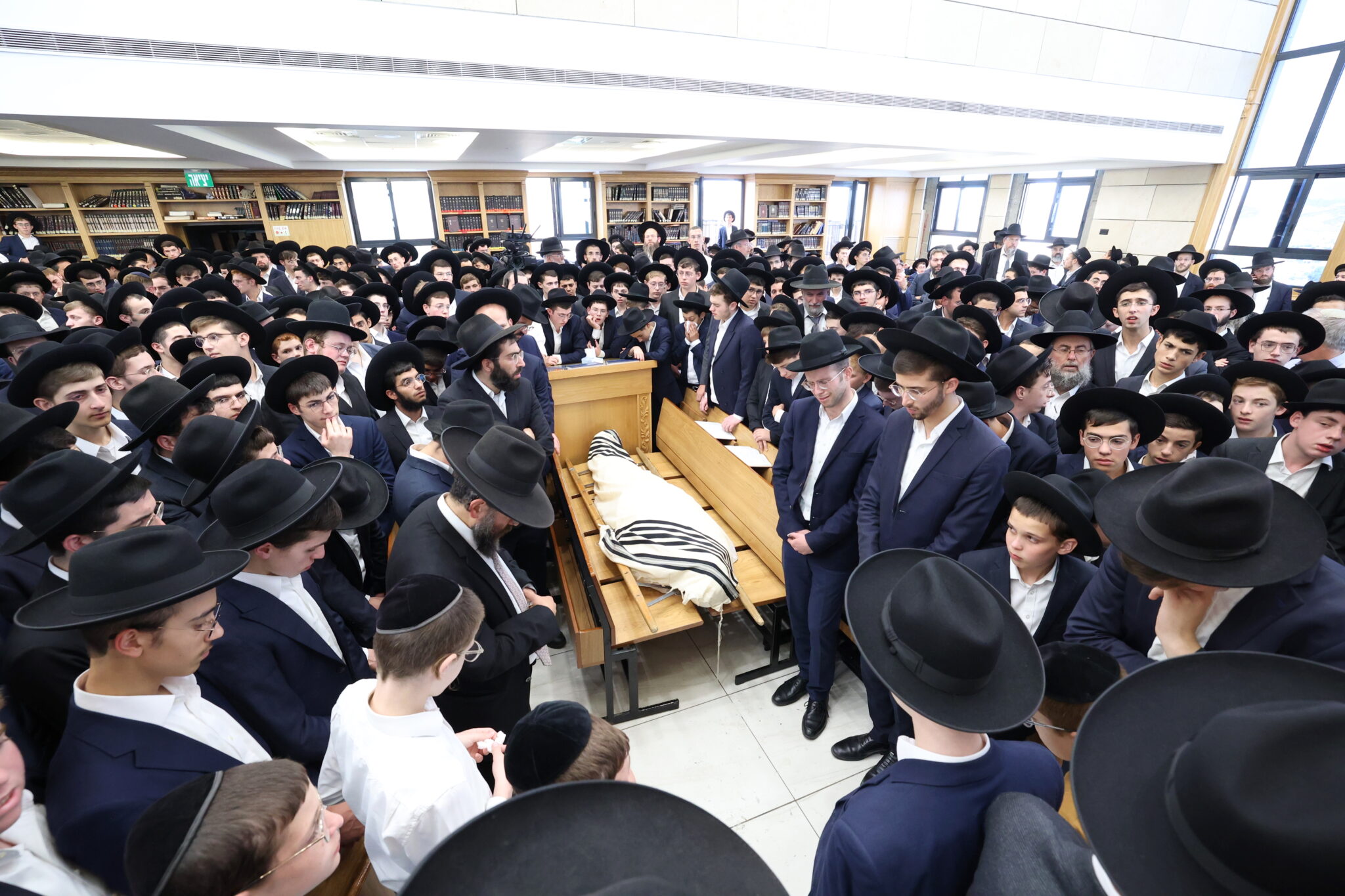 גלריה: אלפים ליוו את מיטת ראש הישיבה הנערץ שהלך לעולמו