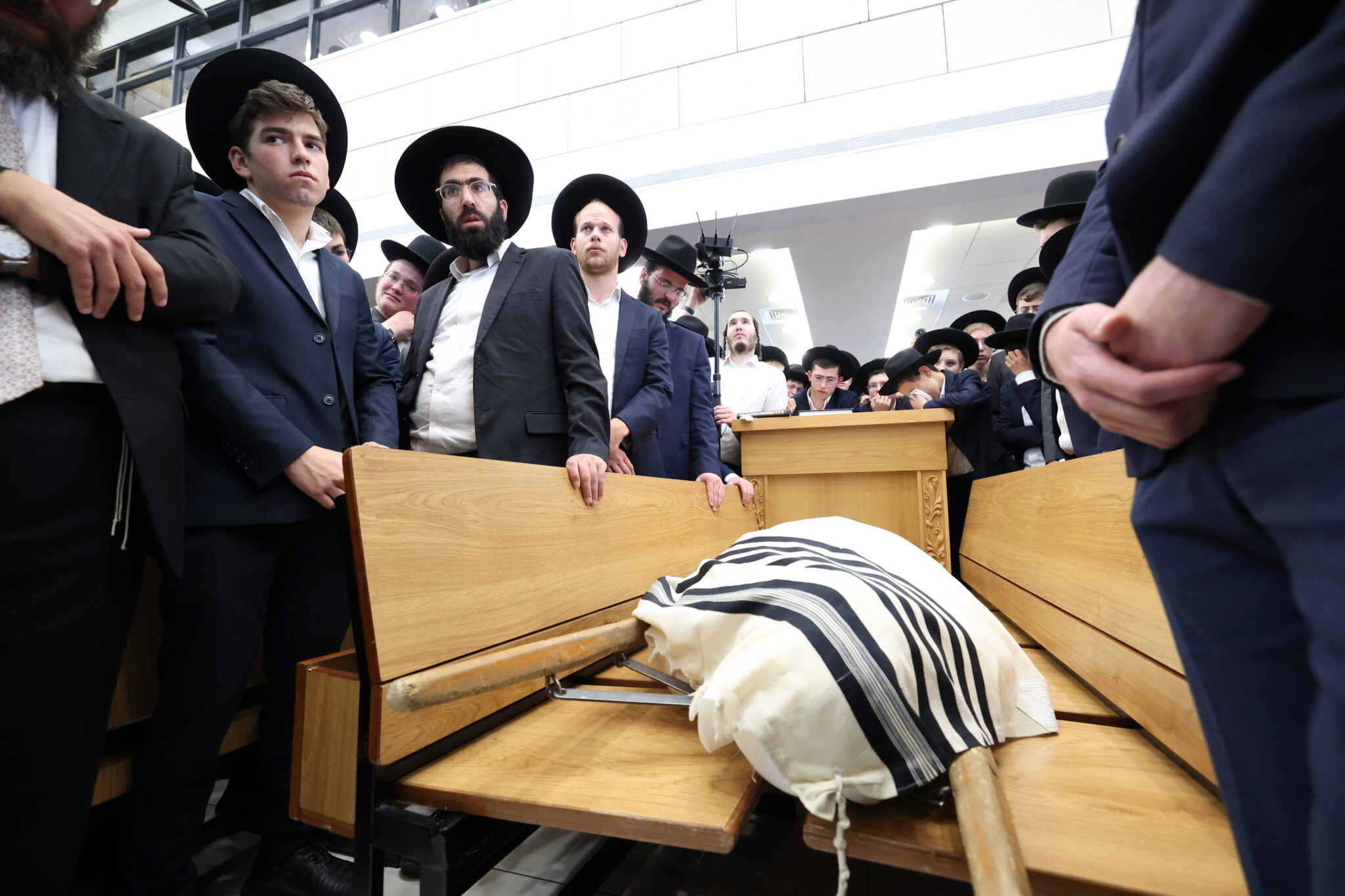 גלריה: אלפים ליוו את מיטת ראש הישיבה הנערץ שהלך לעולמו