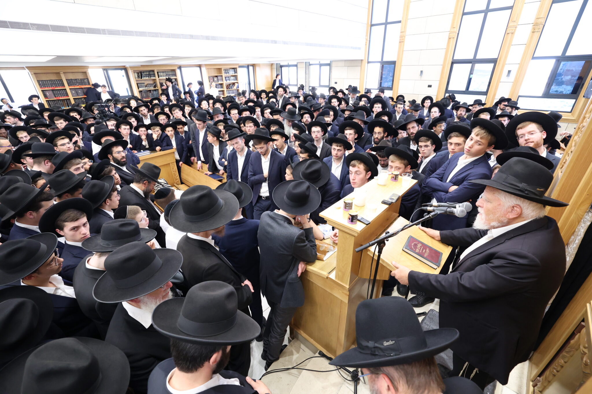 גלריה: אלפים ליוו את מיטת ראש הישיבה הנערץ שהלך לעולמו