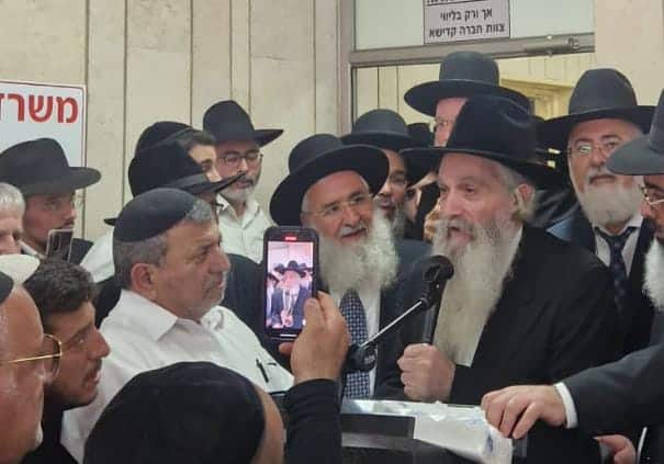 קהל אלפים השתתף בהלוויית זקן רבני משפחת אבוחצירא