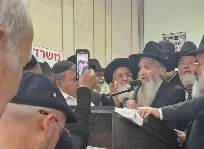 קהל אלפים השתתף בהלוויית זקן רבני משפחת אבוחצירא