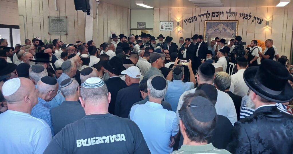 קהל אלפים השתתף בהלוויית זקן רבני משפחת אבוחצירא