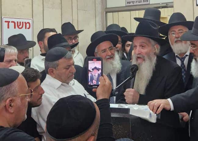 קהל אלפים השתתף בהלוויית זקן רבני משפחת אבוחצירא