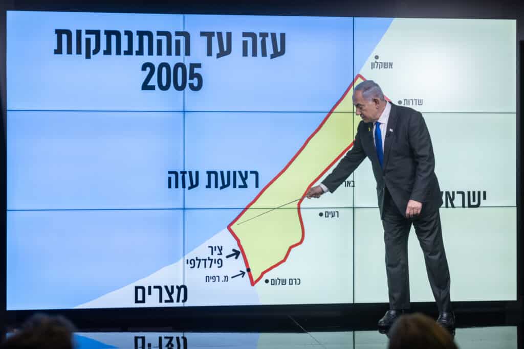 עם מפה של פילדלפי וקול שבור: נתניהו כינס מסיבת עיתונאים
