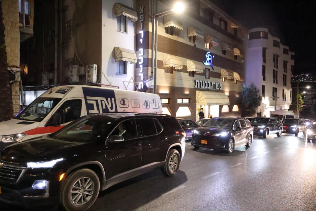 מסע מרומם של האדמו''ר מבראד למקומות הקדושים בטבריה