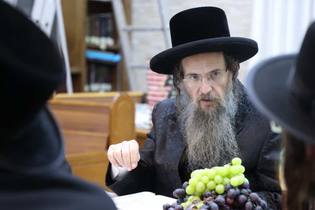 מסע מרומם של האדמו''ר מבראד למקומות הקדושים בטבריה