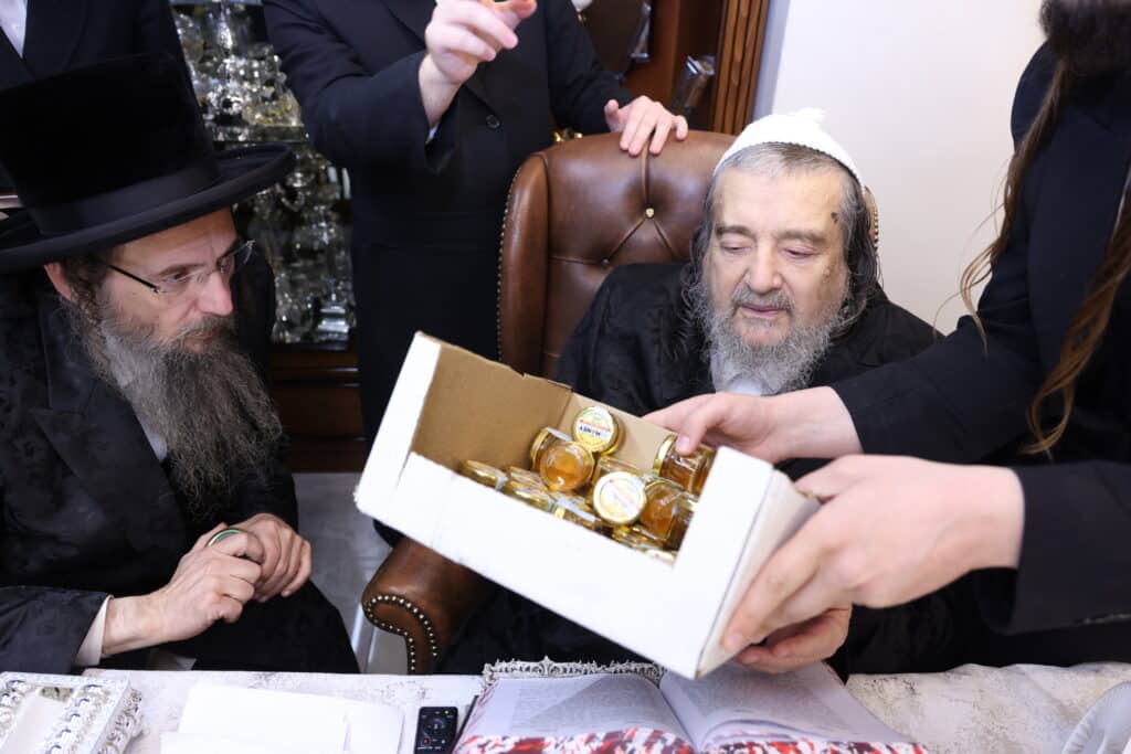 מסע מרומם של האדמו''ר מבראד למקומות הקדושים בטבריה