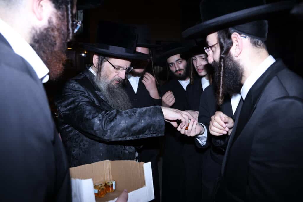 מסע מרומם של האדמו''ר מבראד למקומות הקדושים בטבריה