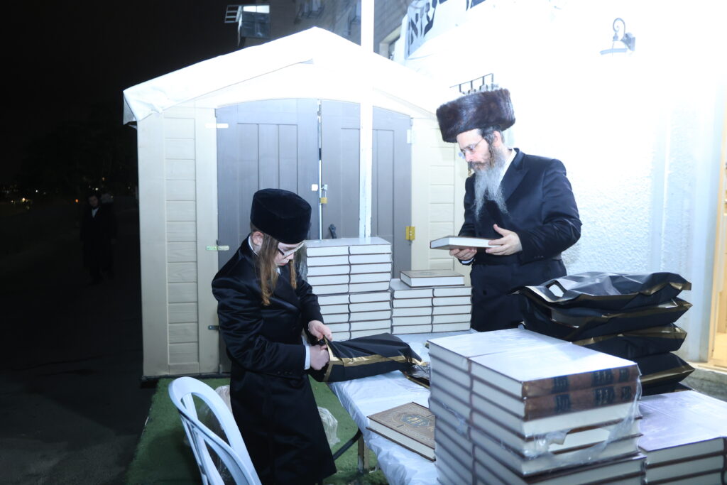 עם החסידים: האדמו"ר מברעזאן בטיש יארצייט 