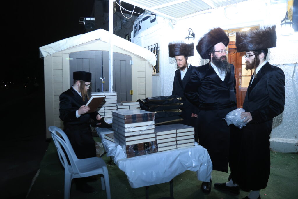 עם החסידים: האדמו"ר מברעזאן בטיש יארצייט 