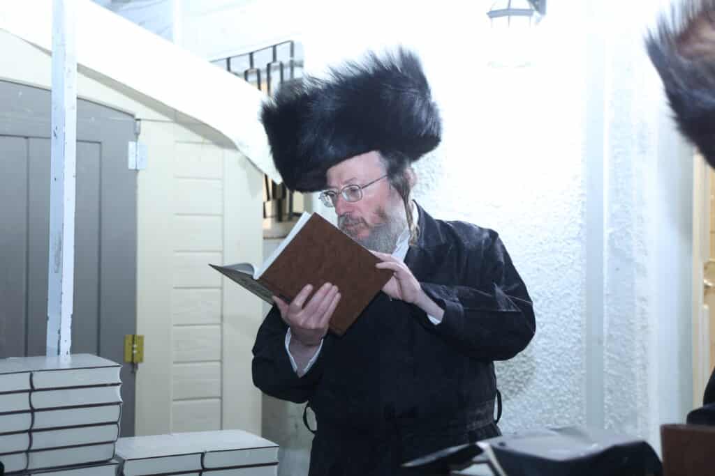 עם החסידים: האדמו"ר מברעזאן בטיש יארצייט 