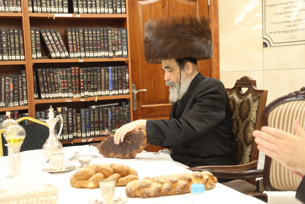 עם החסידים: האדמו"ר מברעזאן בטיש יארצייט 