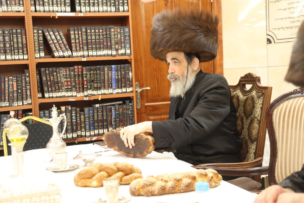 עם החסידים: האדמו"ר מברעזאן בטיש יארצייט 