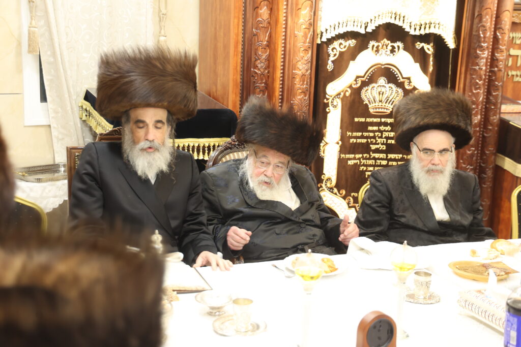 עם החסידים: האדמו"ר מברעזאן בטיש יארצייט 