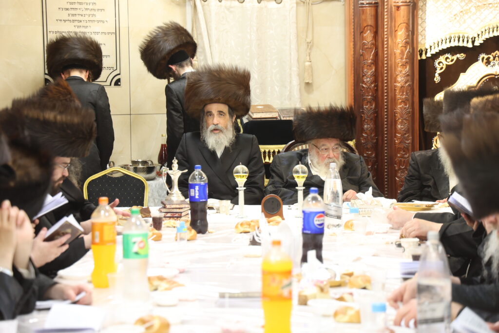 עם החסידים: האדמו"ר מברעזאן בטיש יארצייט 