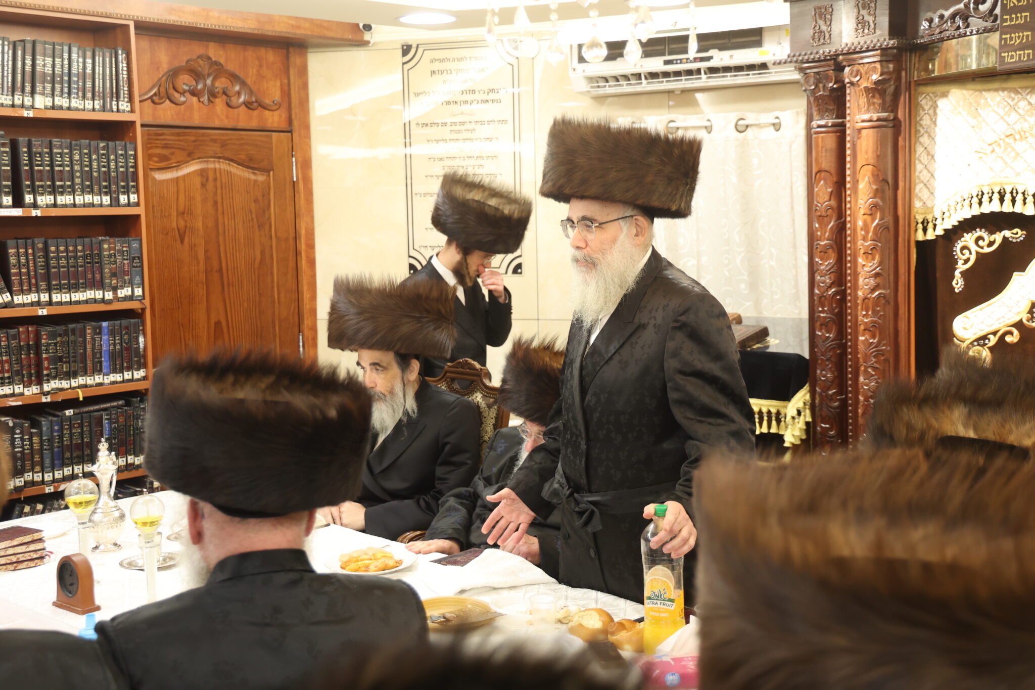 עם החסידים: האדמו"ר מברעזאן בטיש יארצייט 