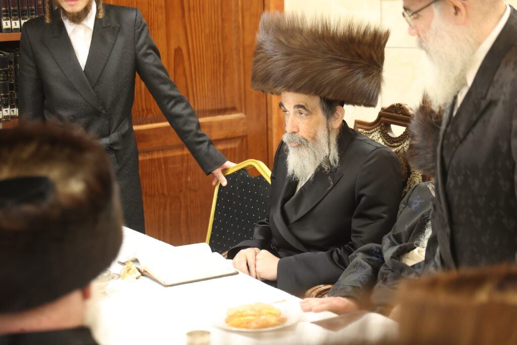 עם החסידים: האדמו"ר מברעזאן בטיש יארצייט 