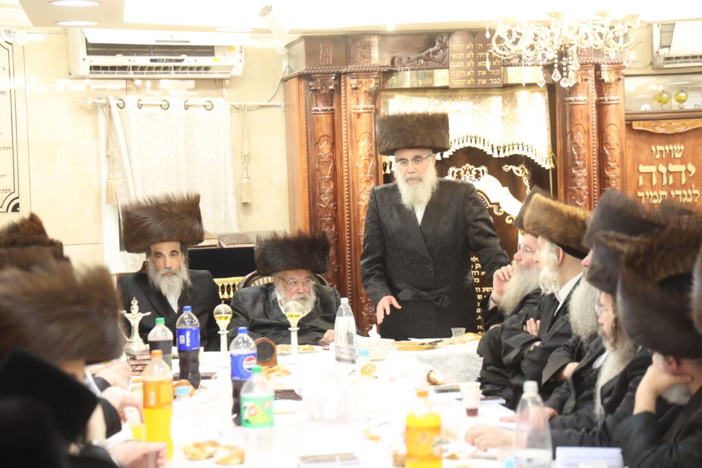 עם החסידים: האדמו"ר מברעזאן בטיש יארצייט 