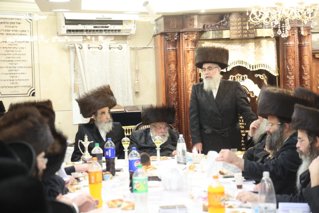 עם החסידים: האדמו"ר מברעזאן בטיש יארצייט 