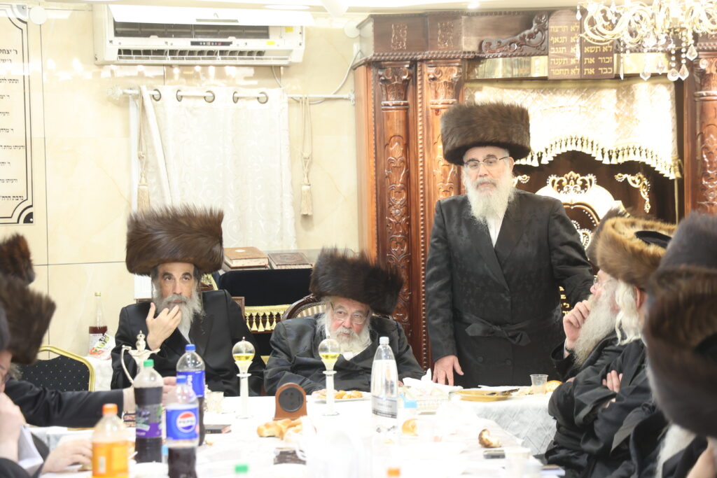 עם החסידים: האדמו"ר מברעזאן בטיש יארצייט 