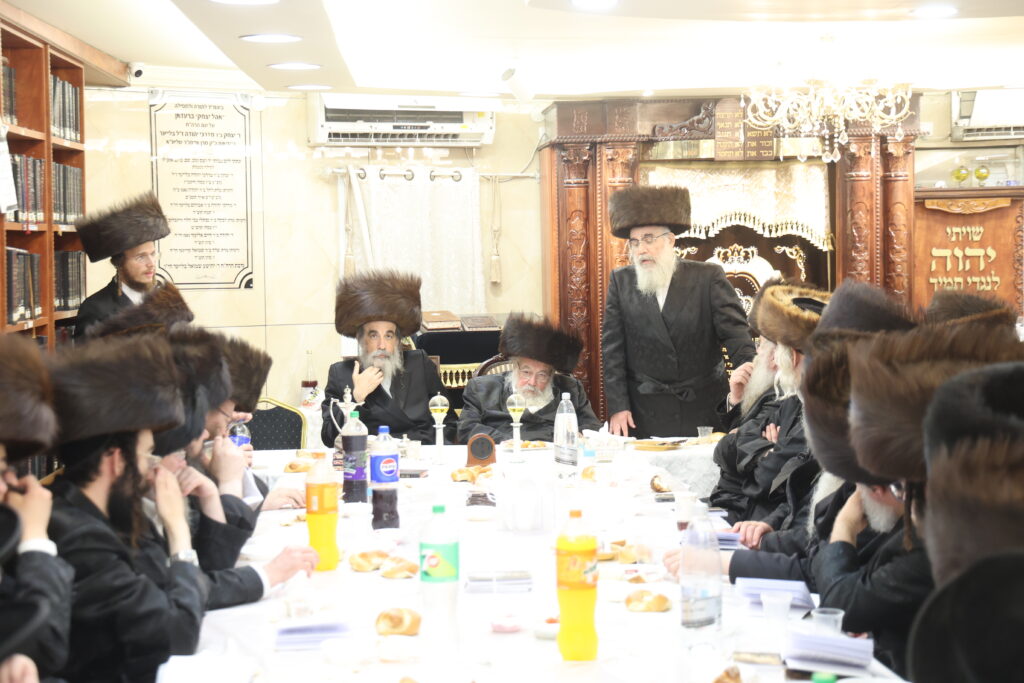 עם החסידים: האדמו"ר מברעזאן בטיש יארצייט 