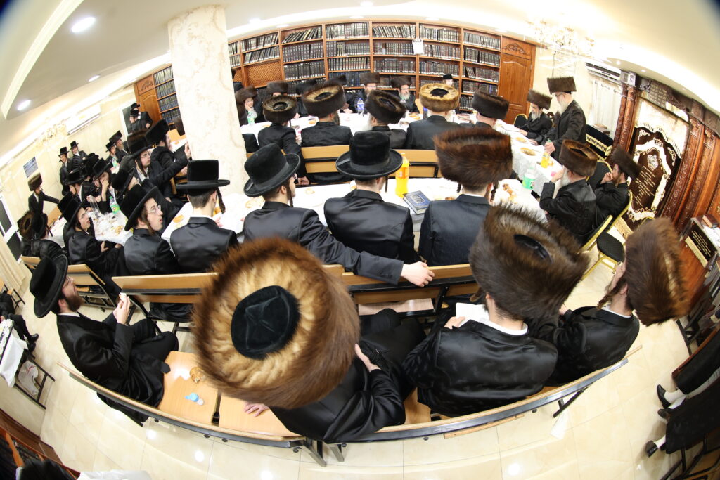 עם החסידים: האדמו"ר מברעזאן בטיש יארצייט 