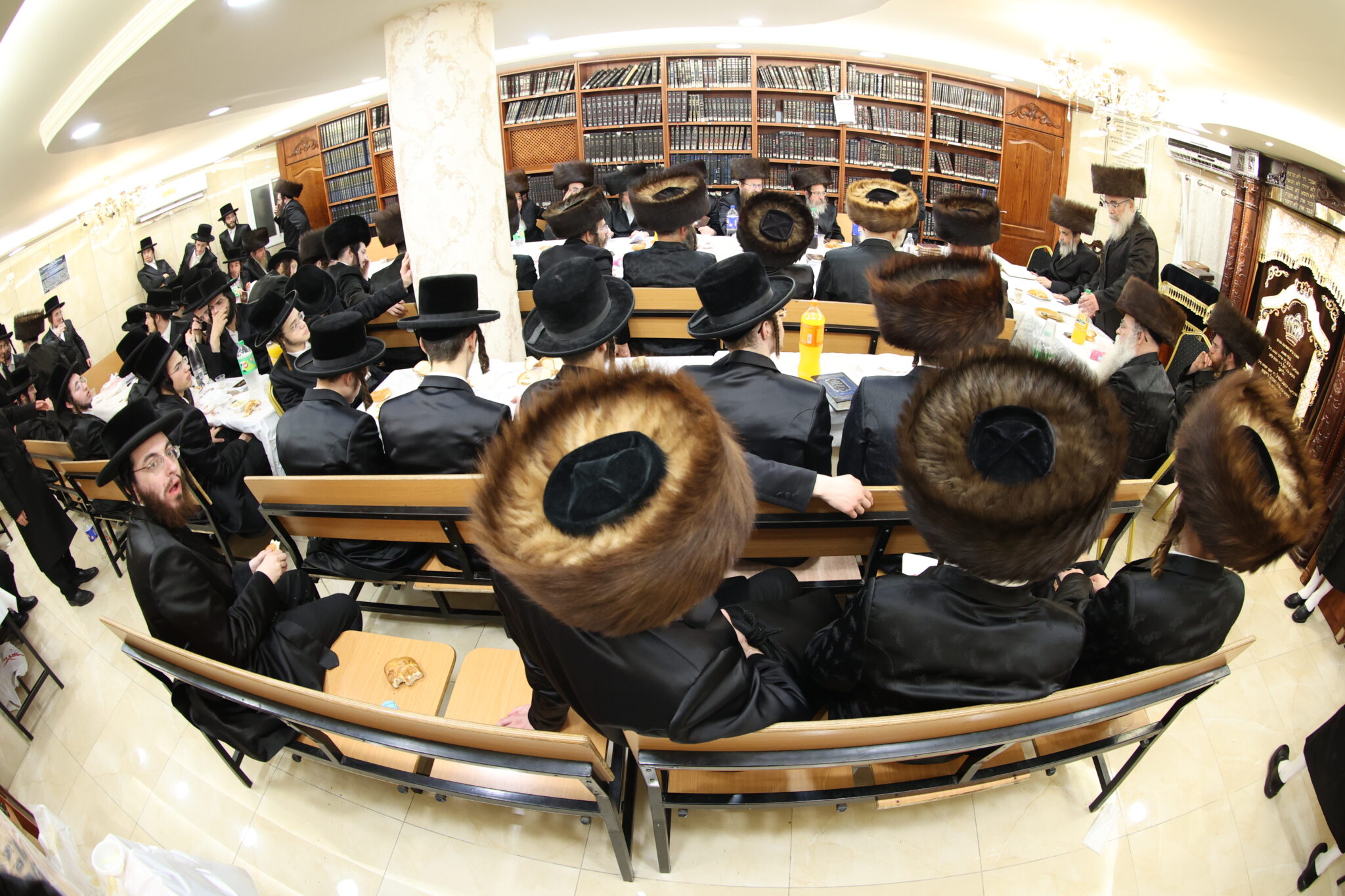 עם החסידים: האדמו"ר מברעזאן בטיש יארצייט 