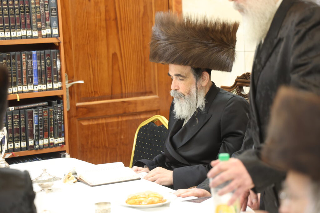 עם החסידים: האדמו"ר מברעזאן בטיש יארצייט 