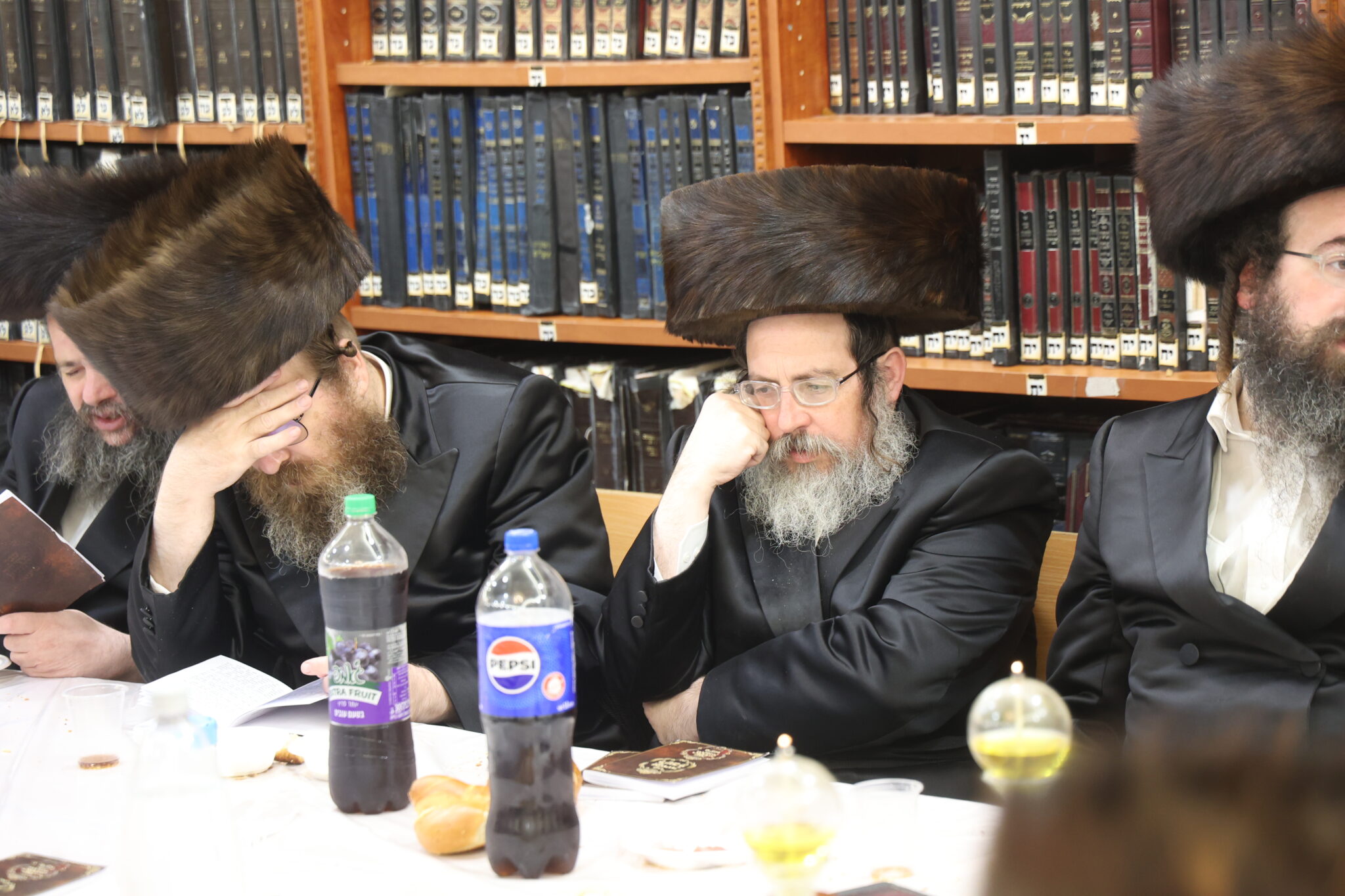 עם החסידים: האדמו"ר מברעזאן בטיש יארצייט 