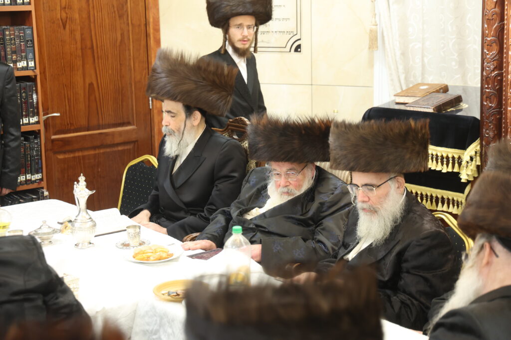 עם החסידים: האדמו"ר מברעזאן בטיש יארצייט 