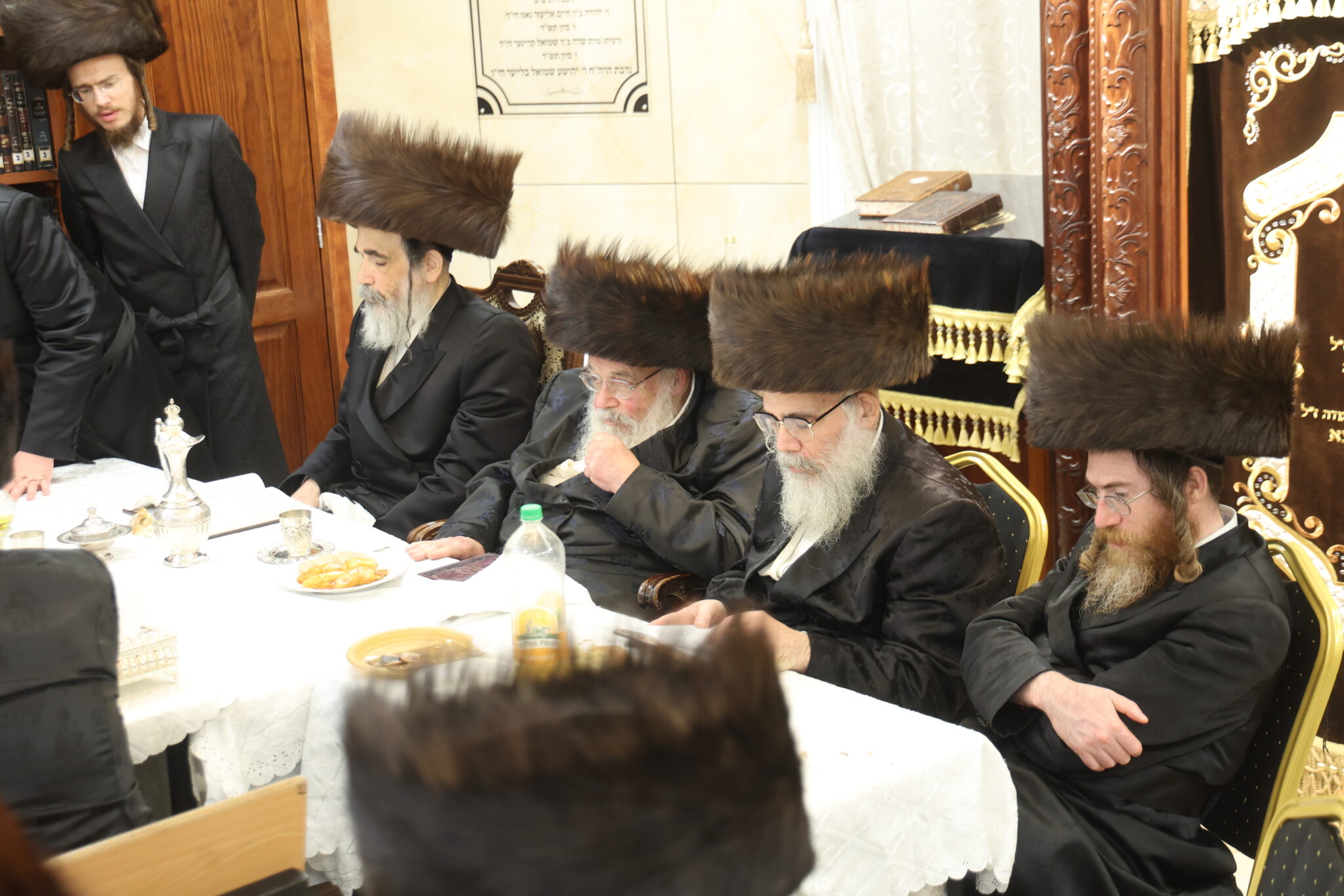 עם החסידים: האדמו"ר מברעזאן בטיש יארצייט 