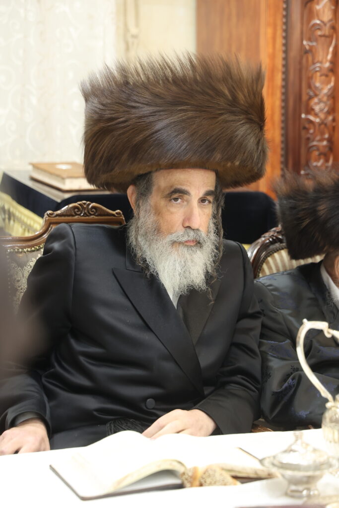 עם החסידים: האדמו"ר מברעזאן בטיש יארצייט 