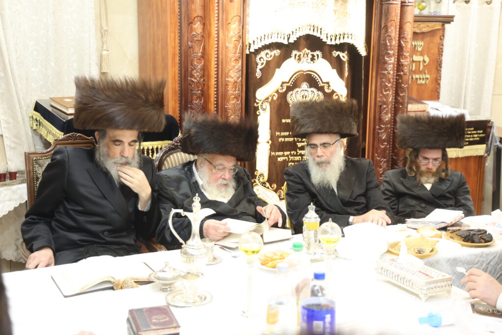 עם החסידים: האדמו"ר מברעזאן בטיש יארצייט 