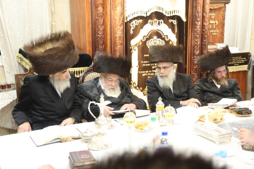 עם החסידים: האדמו"ר מברעזאן בטיש יארצייט 