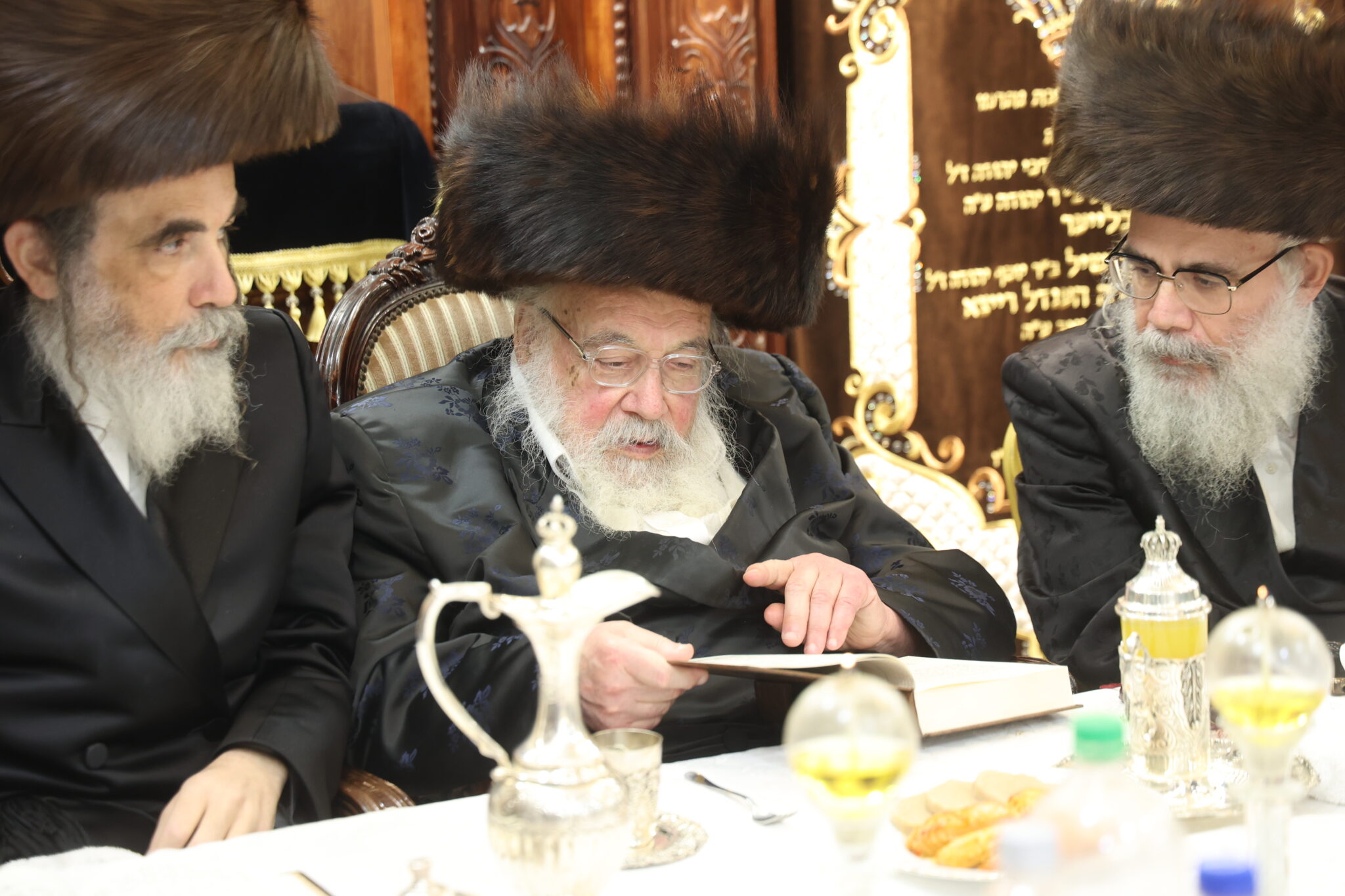 עם החסידים: האדמו"ר מברעזאן בטיש יארצייט 