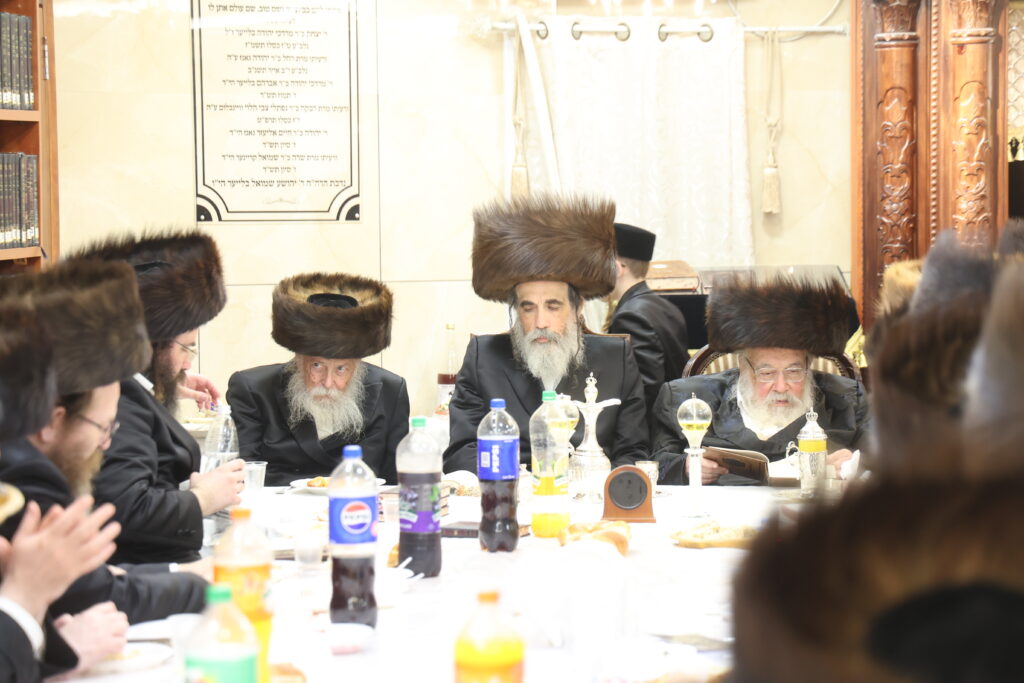 עם החסידים: האדמו"ר מברעזאן בטיש יארצייט 