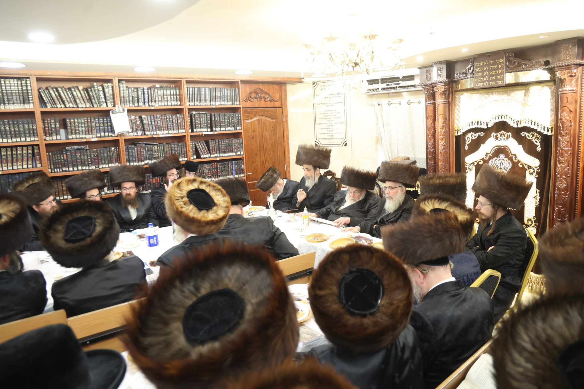 עם החסידים: האדמו"ר מברעזאן בטיש יארצייט 