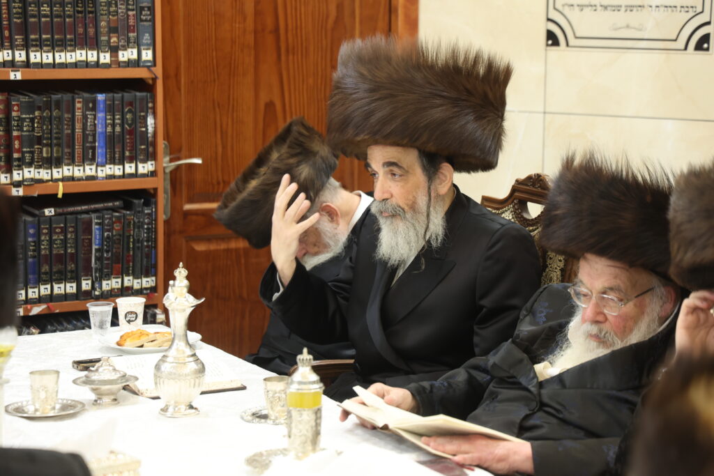 עם החסידים: האדמו"ר מברעזאן בטיש יארצייט 