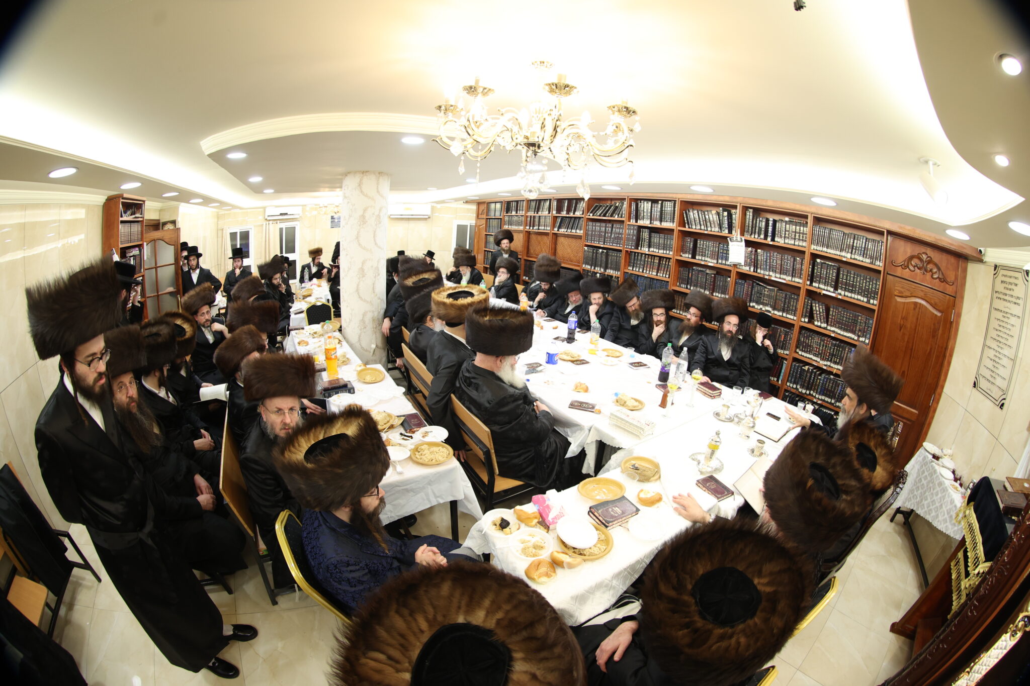 עם החסידים: האדמו"ר מברעזאן בטיש יארצייט 