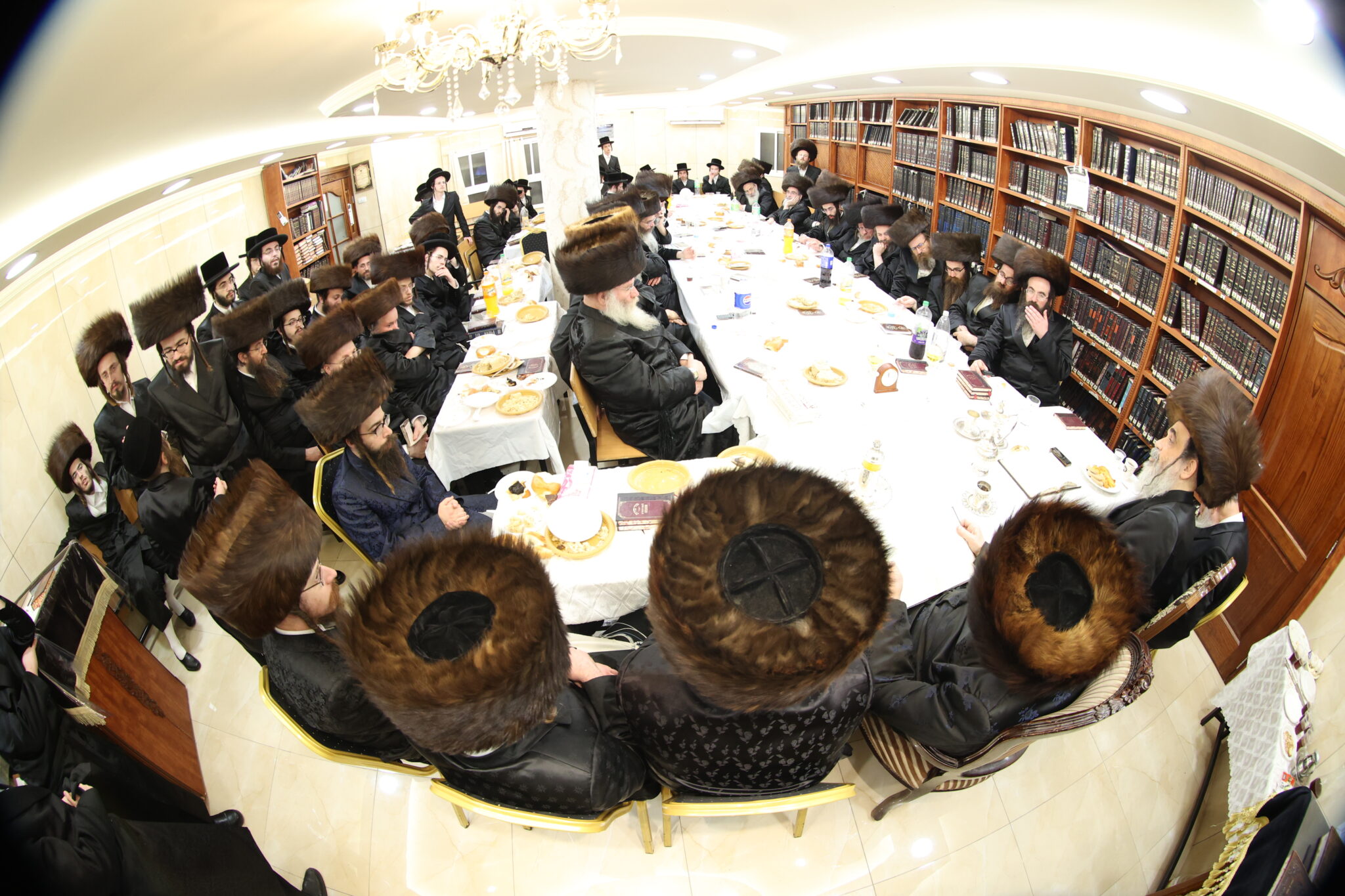 עם החסידים: האדמו"ר מברעזאן בטיש יארצייט 