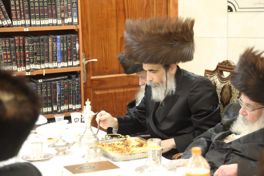 עם החסידים: האדמו"ר מברעזאן בטיש יארצייט 