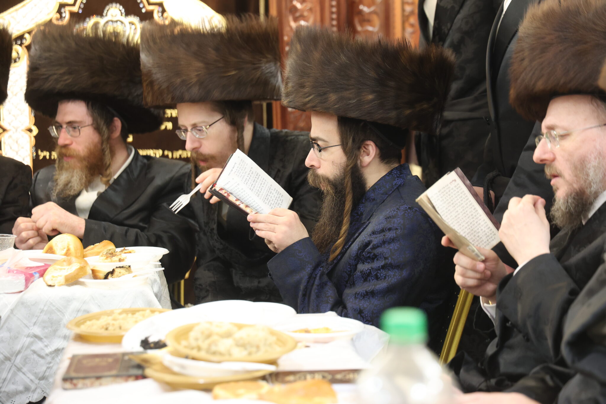 עם החסידים: האדמו"ר מברעזאן בטיש יארצייט 