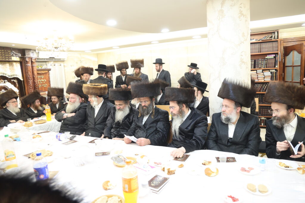 עם החסידים: האדמו"ר מברעזאן בטיש יארצייט 